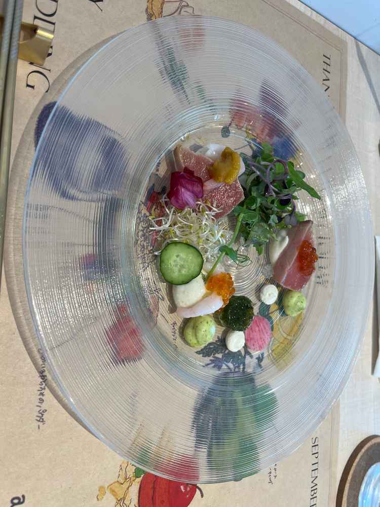 前菜。玄米のムースとお刺身が合わさって、お寿司のような味わいでした。いくらとエビとウニも最高でした