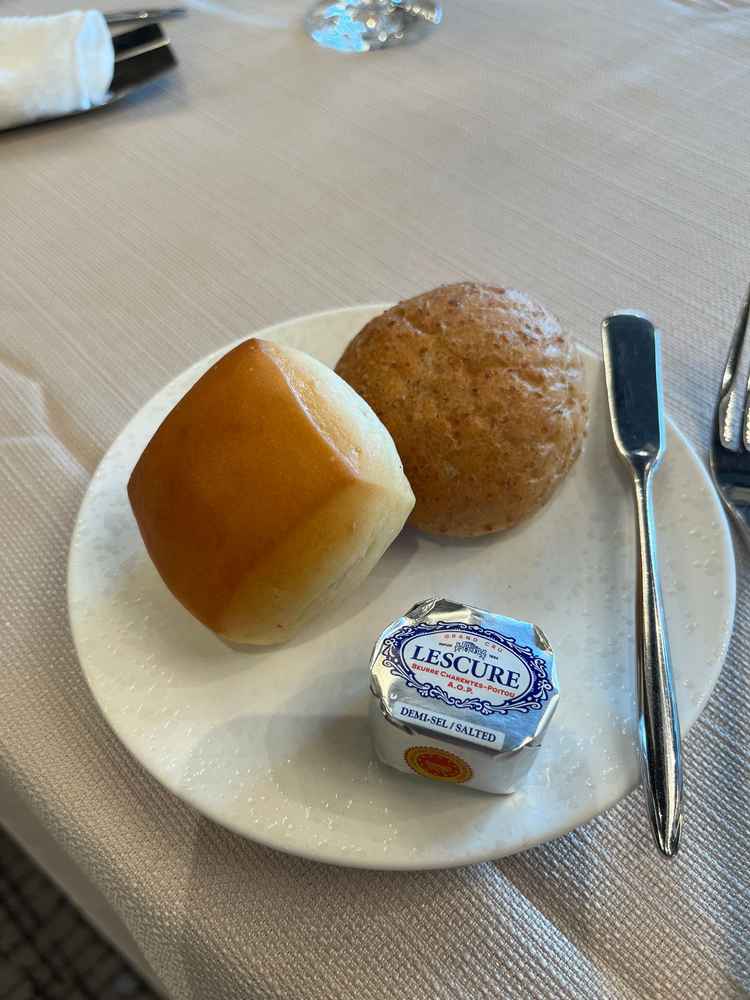 パンとバターが美味しかったので記念に撮影しました。