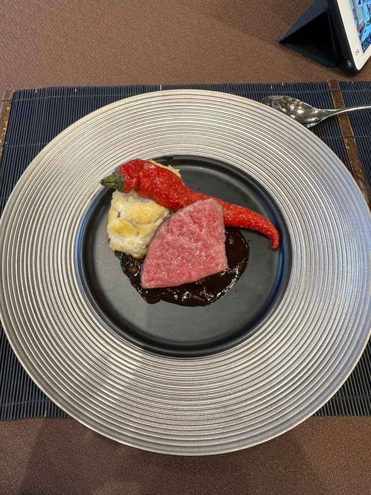 メイン料理も美味。