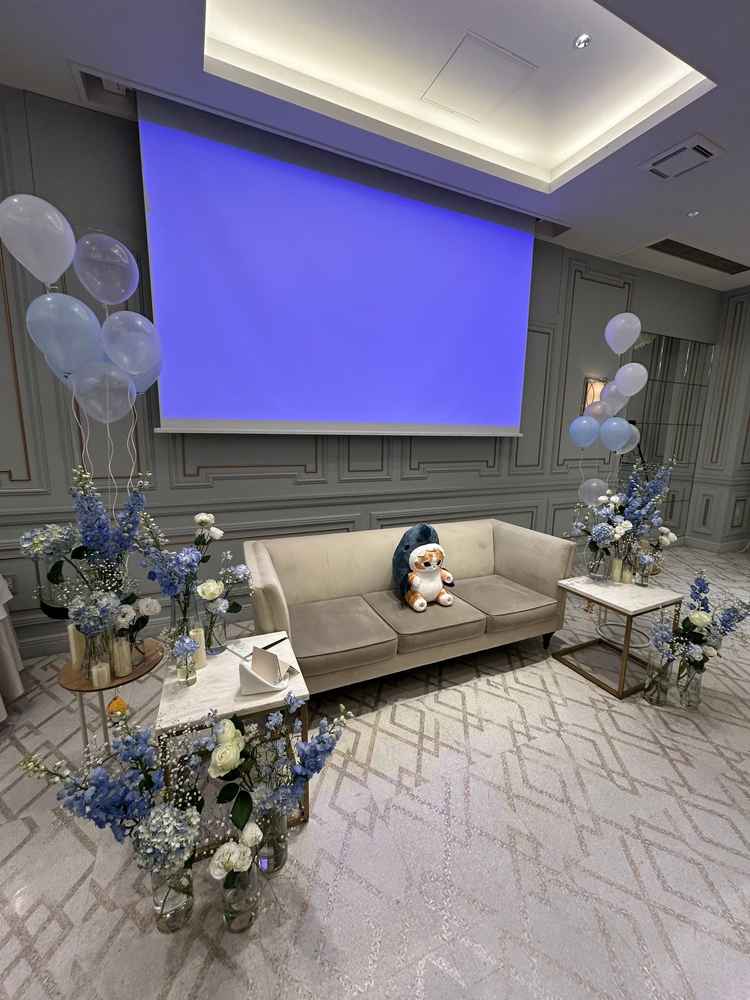 新郎新婦が座る席もおしゃれに飾られていて、青と白のお花や風船が華やかで、写真映えしそうな雰囲気でした