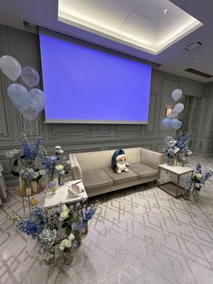 新郎新婦が座る席もおしゃれに飾られていて、青と白のお花や風船が華やかで、写真映えしそうな雰囲気でした