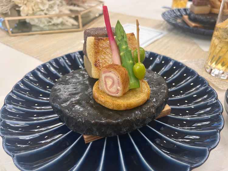 料理が工夫が凝らされていて、見た目もよく、味も美味しかった。