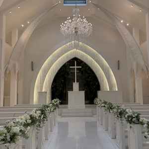 白で統一されてる奥に滝と緑があり自然を感じるチャペル