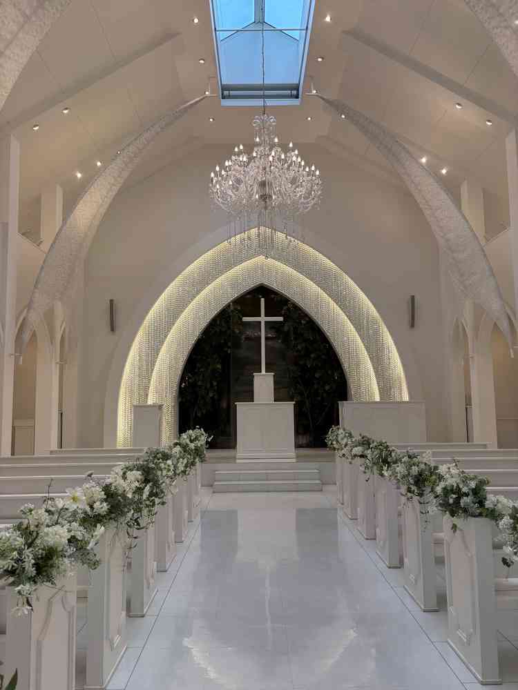 白で統一されてる奥に滝と緑があり自然を感じるチャペル