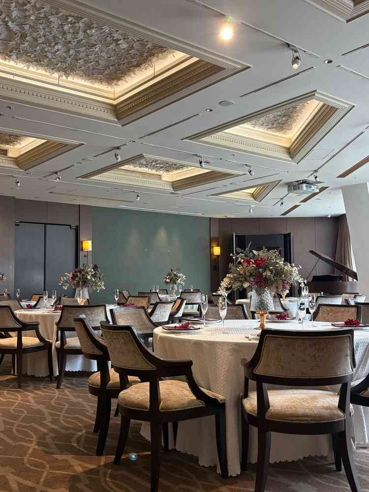 2つあるうちの広い方の披露宴会場。茶色と白色が基調で高級感がある雰囲気