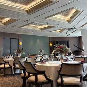 2つあるうちの広い方の披露宴会場。茶色と白色が基調で高級感がある雰囲気