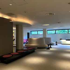 ホテルロビーのようなお洒落なゲスト待合スペース