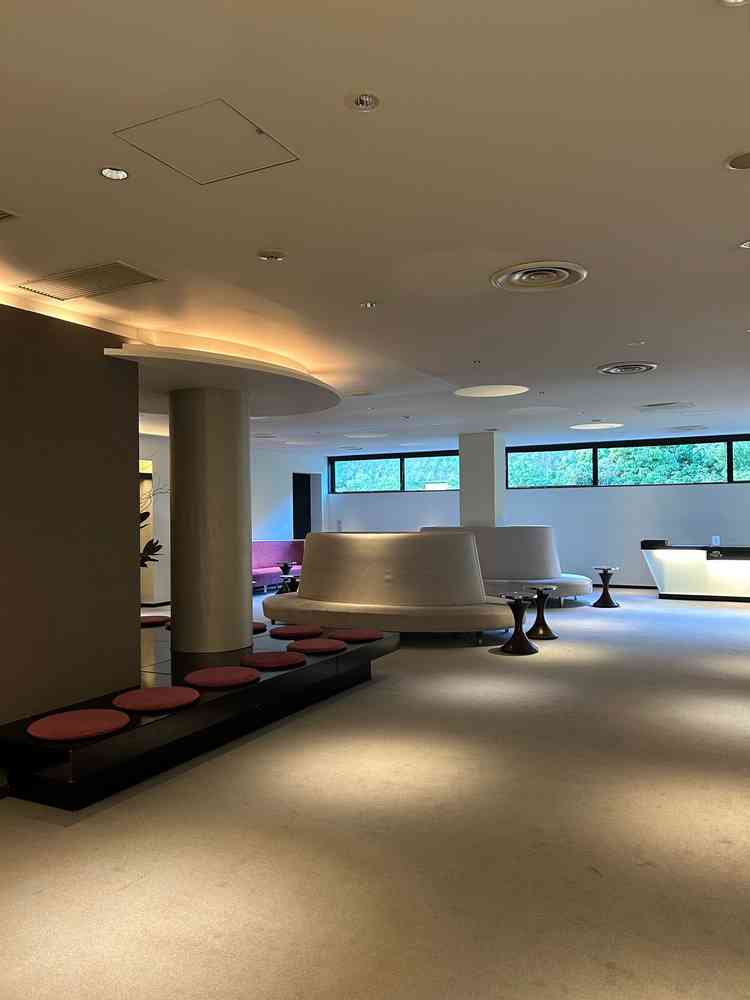 ホテルロビーのようなお洒落なゲスト待合スペース