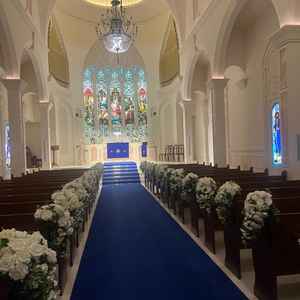 チャペル。青のバージンロードがマッチしていてきれい。