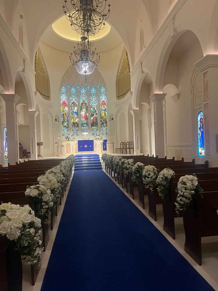 チャペル。青のバージンロードがマッチしていてきれい。