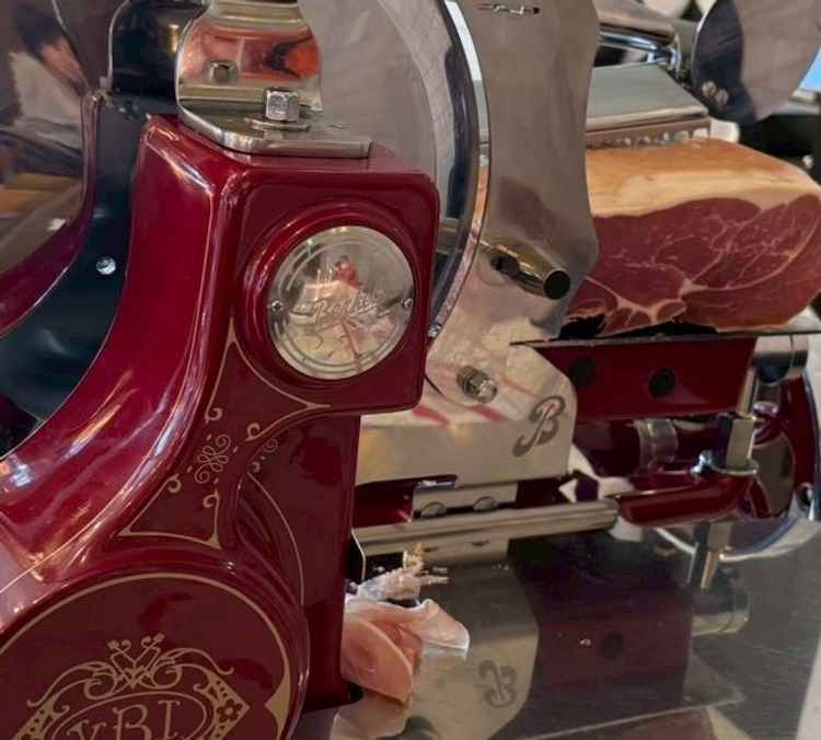 お店自慢のスライサー。披露宴でも生ハムスライスの演出ができるそうです。