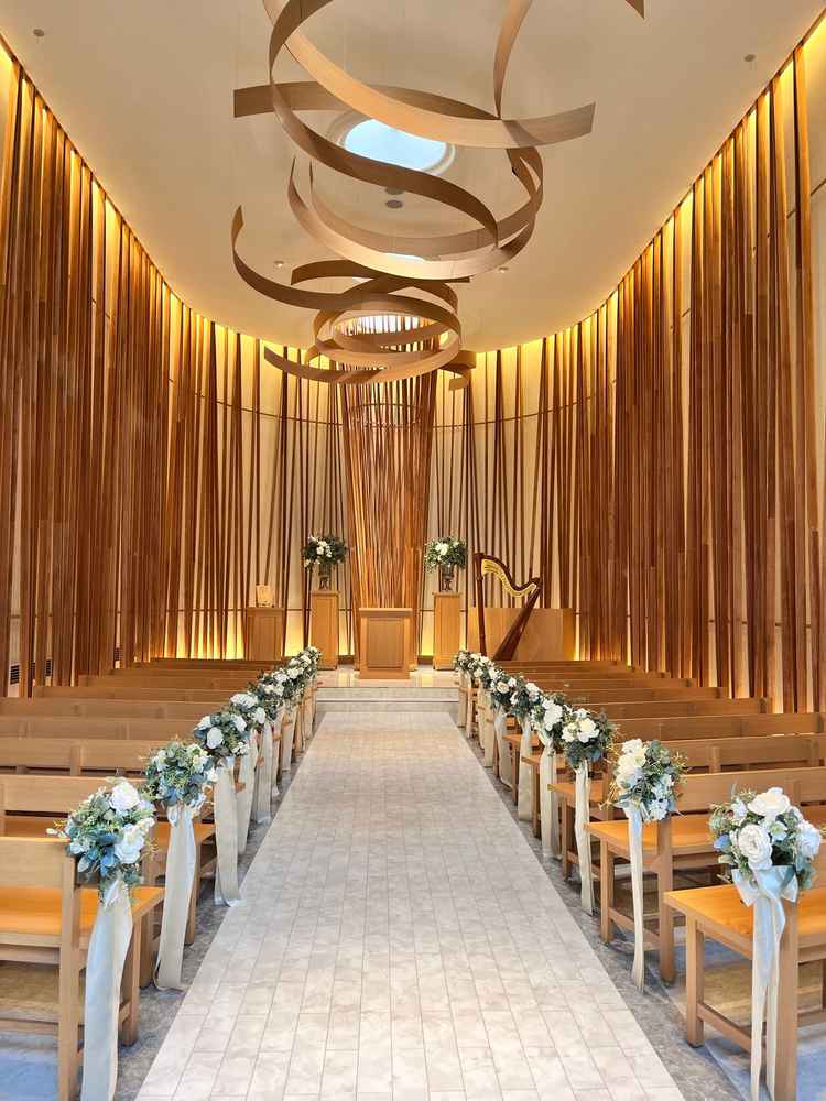 挙式会場です。木目調でどこか安心感のある素敵な挙式会場でした。