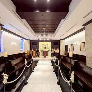 ホテル内1階にはチャペルがあります。参列者席は向かい合わせと珍しいスタイルです。