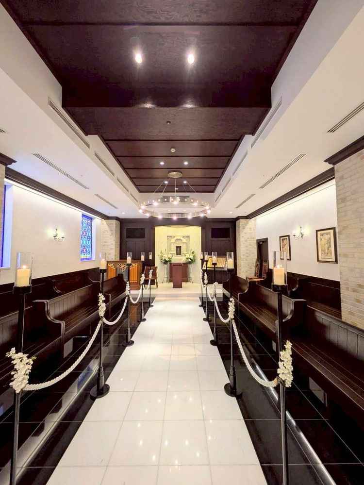 ホテル内1階にはチャペルがあります。参列者席は向かい合わせと珍しいスタイルです。