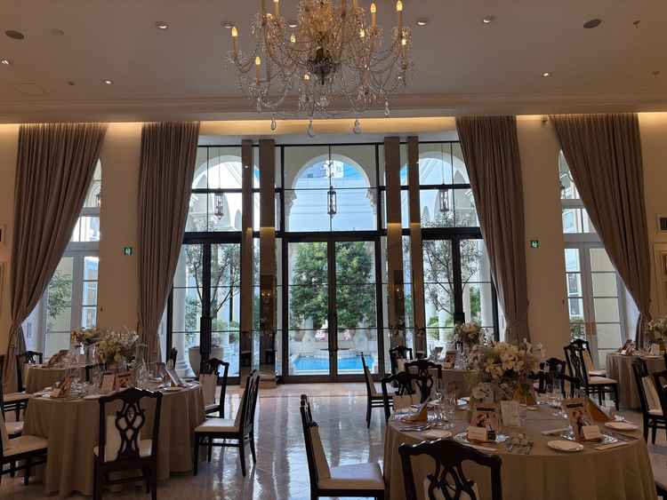 ガーデンが見える披露宴会場。外でビュッフェなどできるのがいいと感じた。