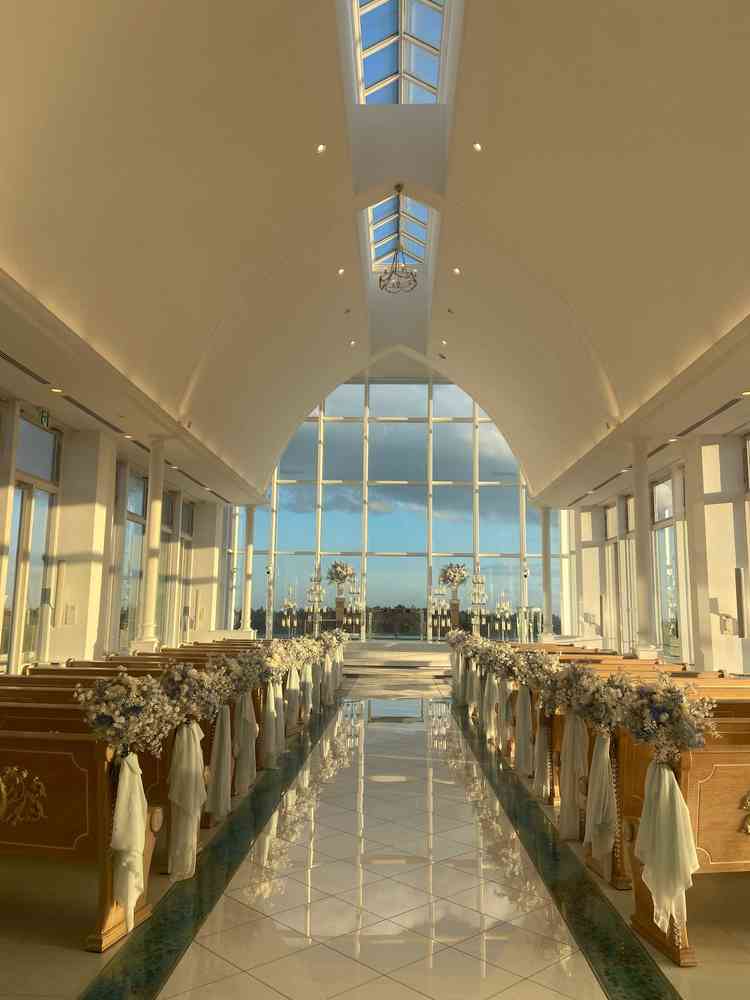 広々としたチャペルに圧巻されました。夕方15時ごろの日の入り方です。