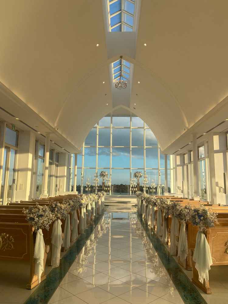 広々としたチャペルに圧巻されました。夕方15時ごろの日の入り方です。