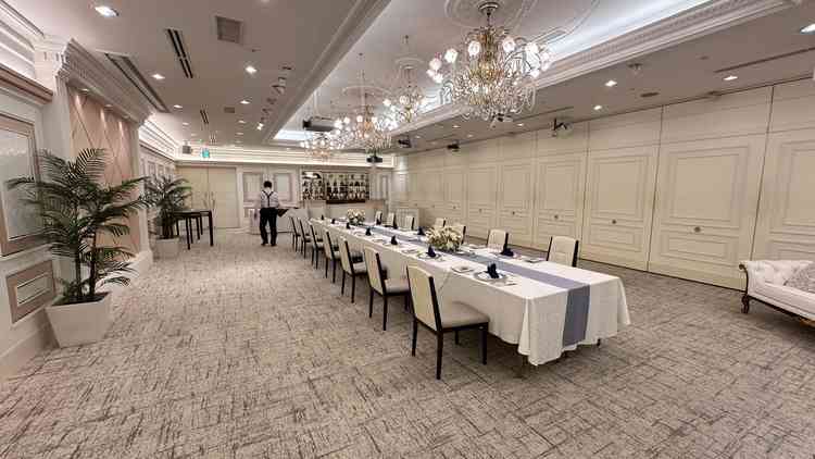 宴会場の一部屋です。こちらのお部屋は少人数〜大人数に向いていて、テーブルは丸テーブルに変更も可能です