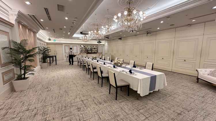 宴会場の一部屋です。こちらのお部屋は少人数〜大人数に向いていて、テーブルは丸テーブルに変更も可能です