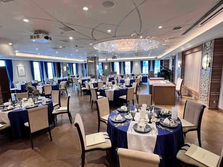 6階パーティー会場。シャンデリアが豪華でどこからみても映える会場だった。