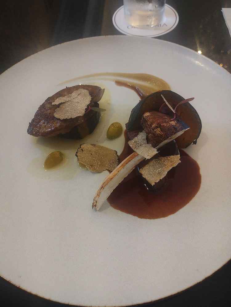 松茸等秋の食材を使った料理。