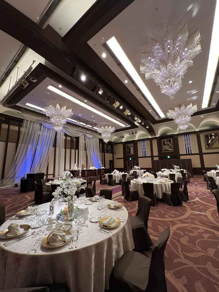 大きな方の披露宴会場。天井が高く、シャンデリアもあり、ゴージャスでした。高砂の後ろも素敵。