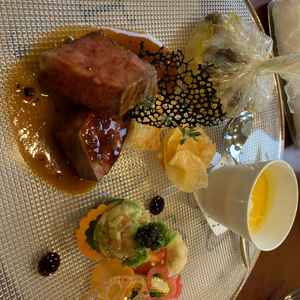 料理全て美味しかったが、特にお肉が最高！信頼出来るお料理でした。