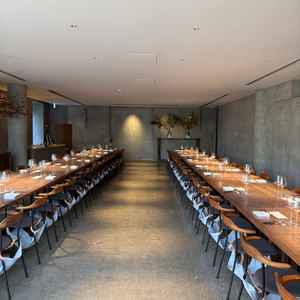 ゲストと同じ目線で楽しめる披露宴会場です。全て質のいいもので、装花がなくてもこの場所だけで素敵です。