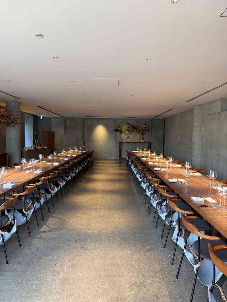 ゲストと同じ目線で楽しめる披露宴会場です。全て質のいいもので、装花がなくてもこの場所だけで素敵です。