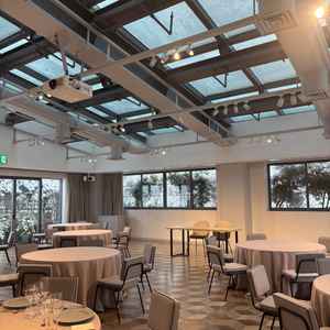 1番小規模の披露宴会場の写真。天井がガラスになっており開放感があった。