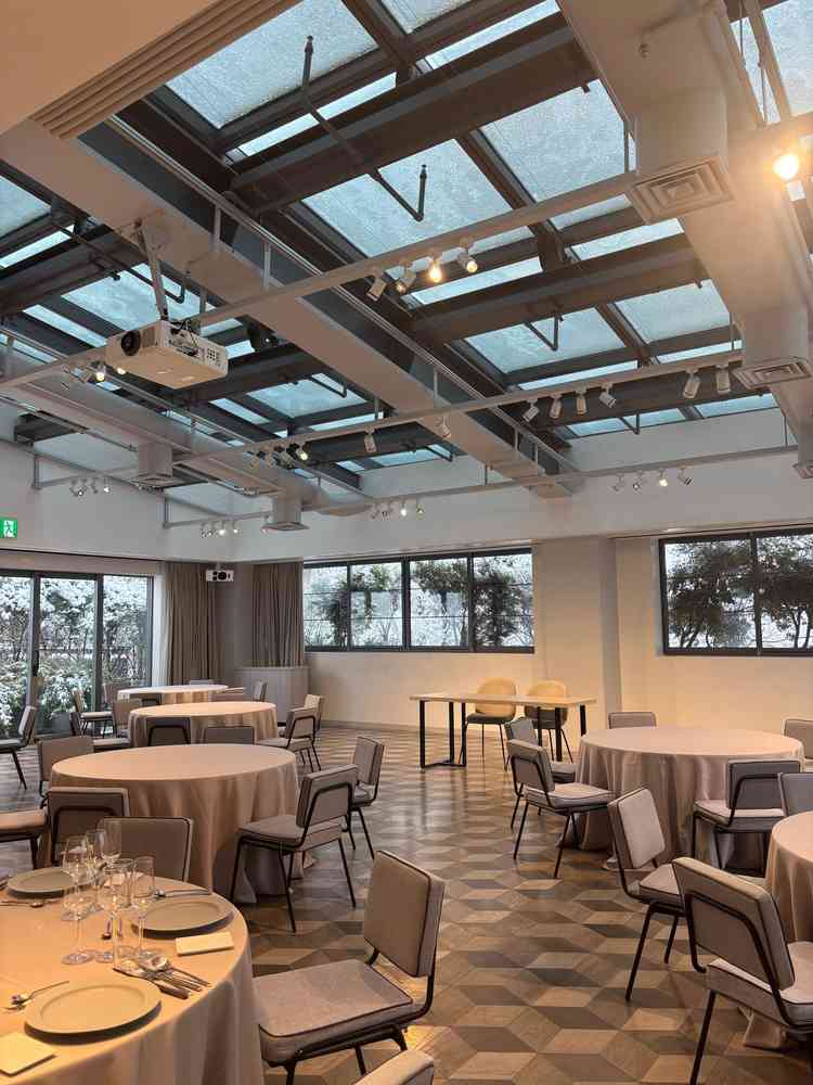 1番小規模の披露宴会場の写真。天井がガラスになっており開放感があった。