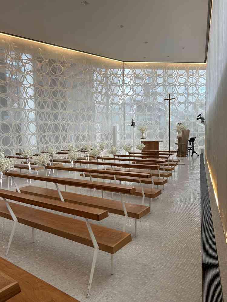 チャペルは30人程度の規模でもちょうど良いと感じる広さでした。