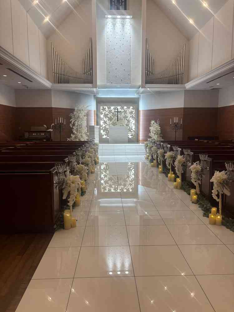 バージンロードが少し広めに作られており、花嫁のドレスの裾が綺麗に見えるようにこだわって設計されている