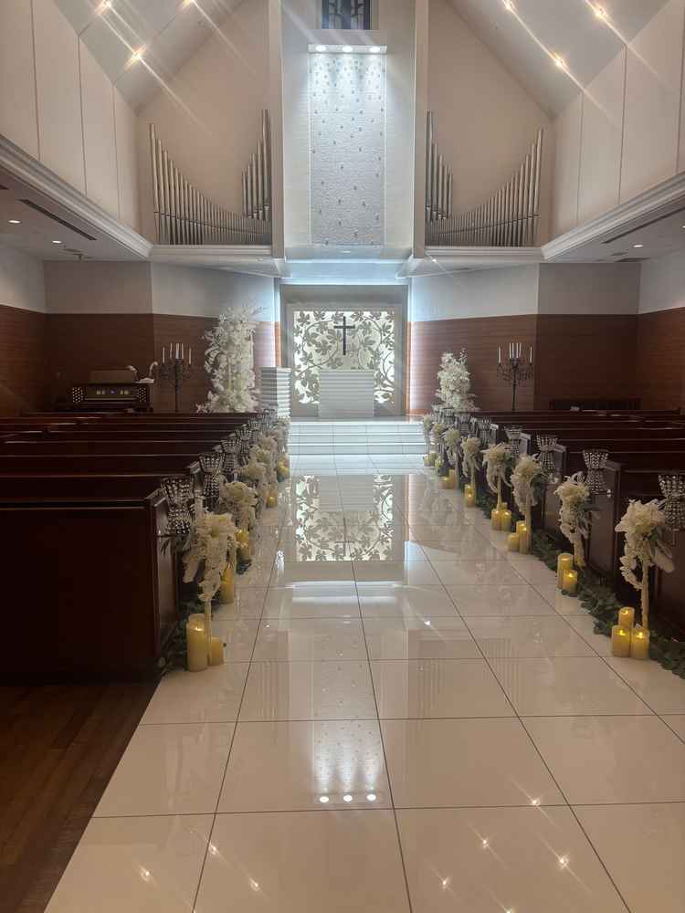 バージンロードが少し広めに作られており、花嫁のドレスの裾が綺麗に見えるようにこだわって設計されている