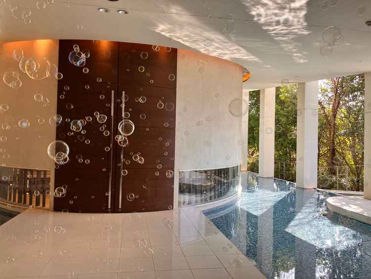 自然と水が共存するチャペルの外観。バブルの演出が可能でドレス映えしつつゲストにも楽しんでもらえそう。