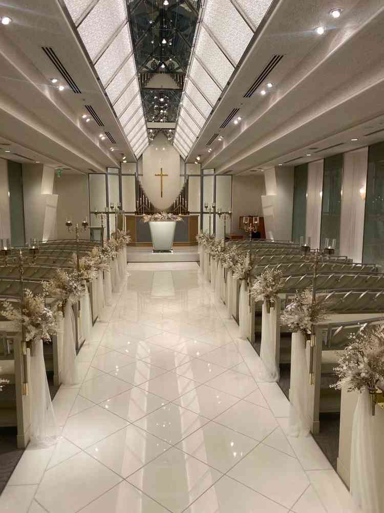 ホテルの中にあるとは思えないほど本格的なチャペルで装飾も綺麗で美しく、神聖な雰囲気でした。