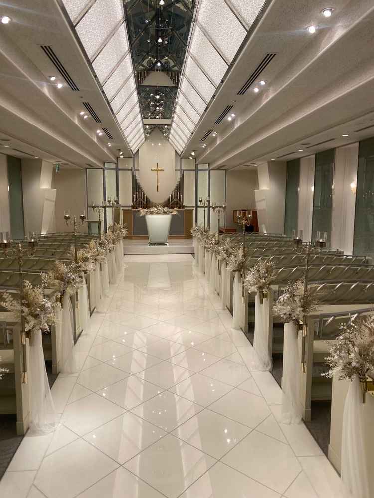 ホテルの中にあるとは思えないほど本格的なチャペルで装飾も綺麗で美しく、神聖な雰囲気でした。