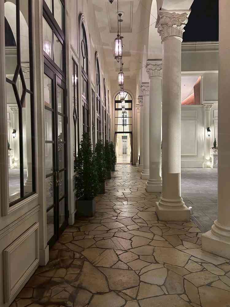 外廊下の雰囲気も素敵。山手迎賓館で挙式するなら必ずここで写真を撮りたい。