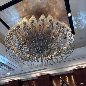 披露宴会場のシャンデリラで，とても素敵な会場でした。