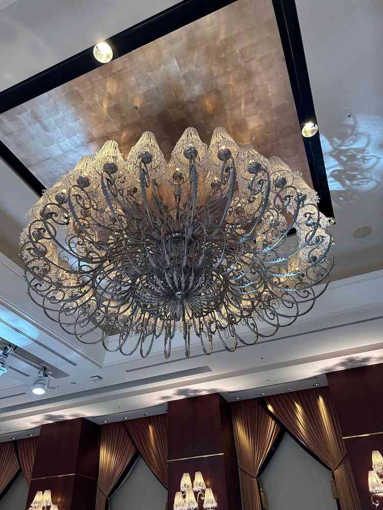 披露宴会場のシャンデリラで，とても素敵な会場でした。