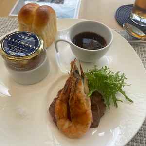 試食。トリュフの卵豆腐がとてもおいしかった！！！お肉は脂っこい。