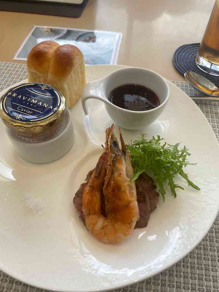 試食。トリュフの卵豆腐がとてもおいしかった！！！お肉は脂っこい。