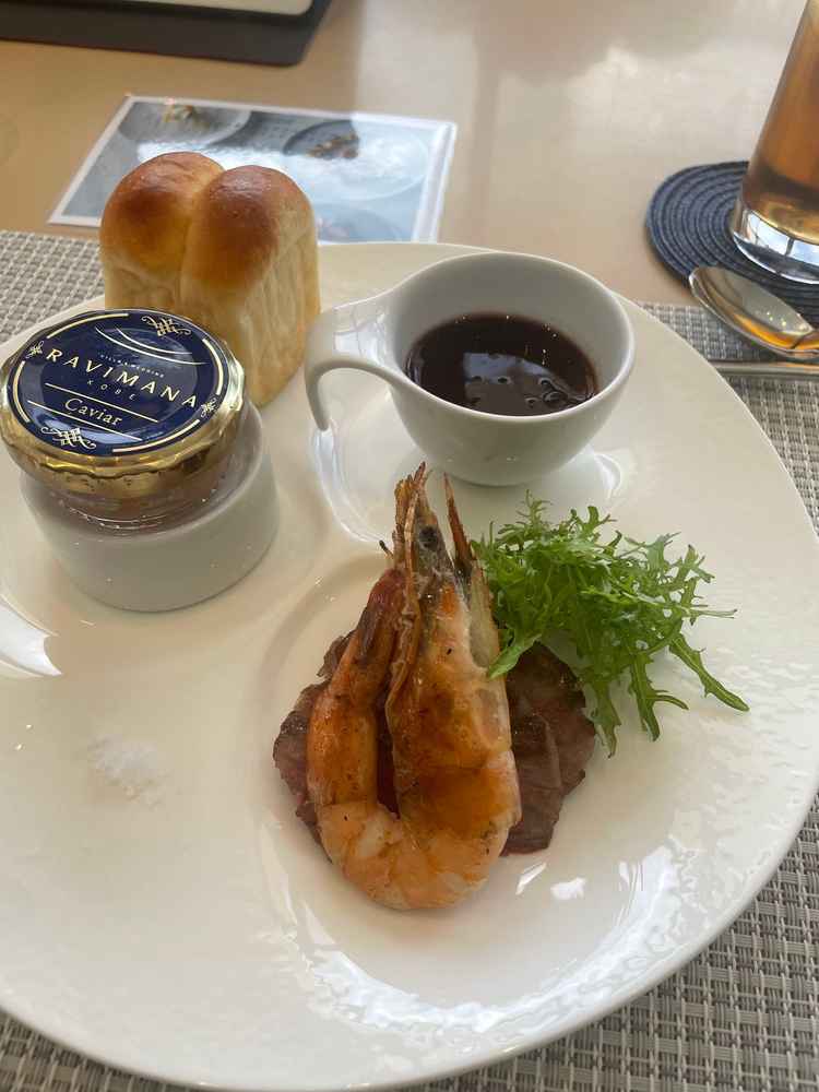 試食。トリュフの卵豆腐がとてもおいしかった！！！お肉は脂っこい。