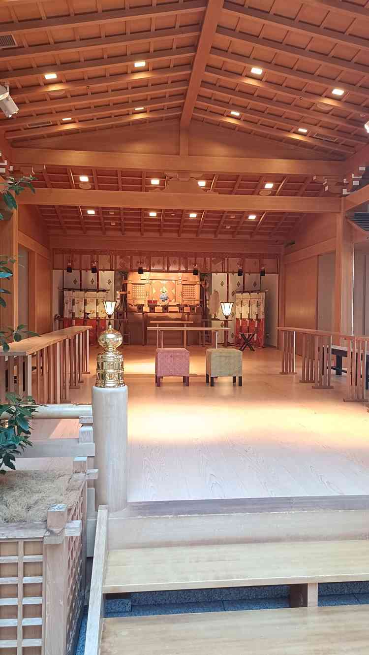 神殿。宮大工さんが造った、本格的な神殿。