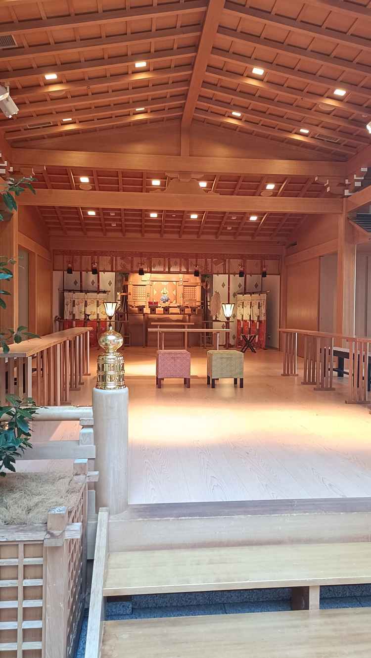 神殿。宮大工さんが造った、本格的な神殿。