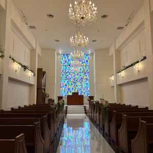 ステンドグラスが特徴的な素敵なチャペルでした。