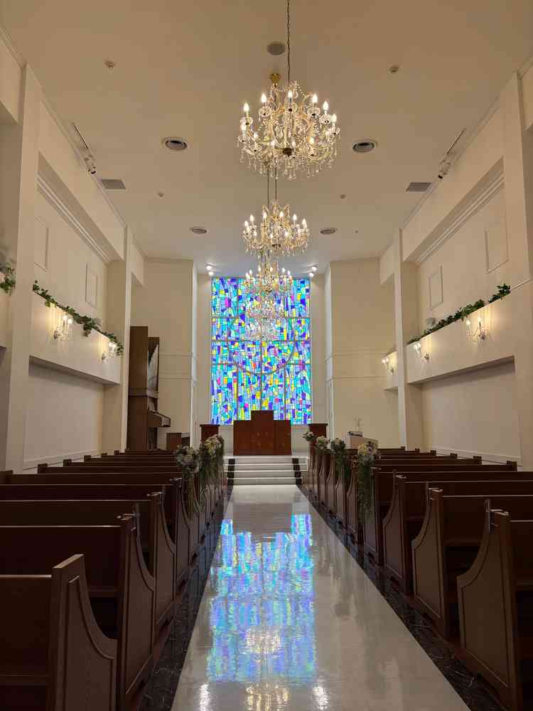 ステンドグラスが特徴的な素敵なチャペルでした。