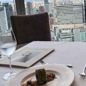 試食で頂いたデザート。実際に式で出されているものだそうで、丸い形の縁起のいいデザートで美味しかった。