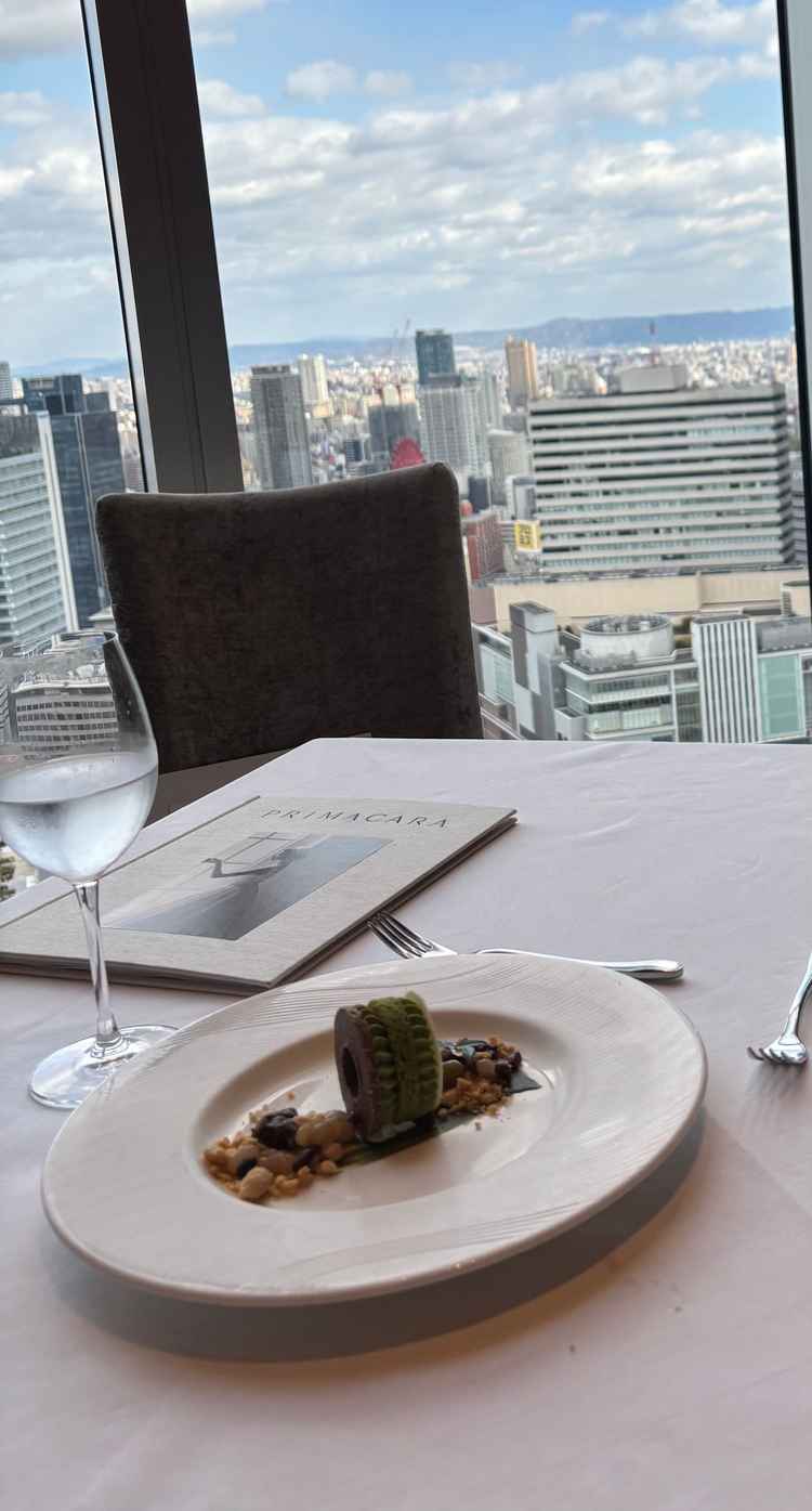 試食で頂いたデザート。実際に式で出されているものだそうで、丸い形の縁起のいいデザートで美味しかった。