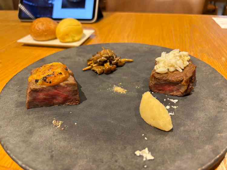 白と山吹のご飯
